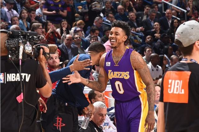 42岁鲍春来现身球场：昔日挚爱罗雪娟嫁豪门儿女双全，他却至今单身引唏嘘