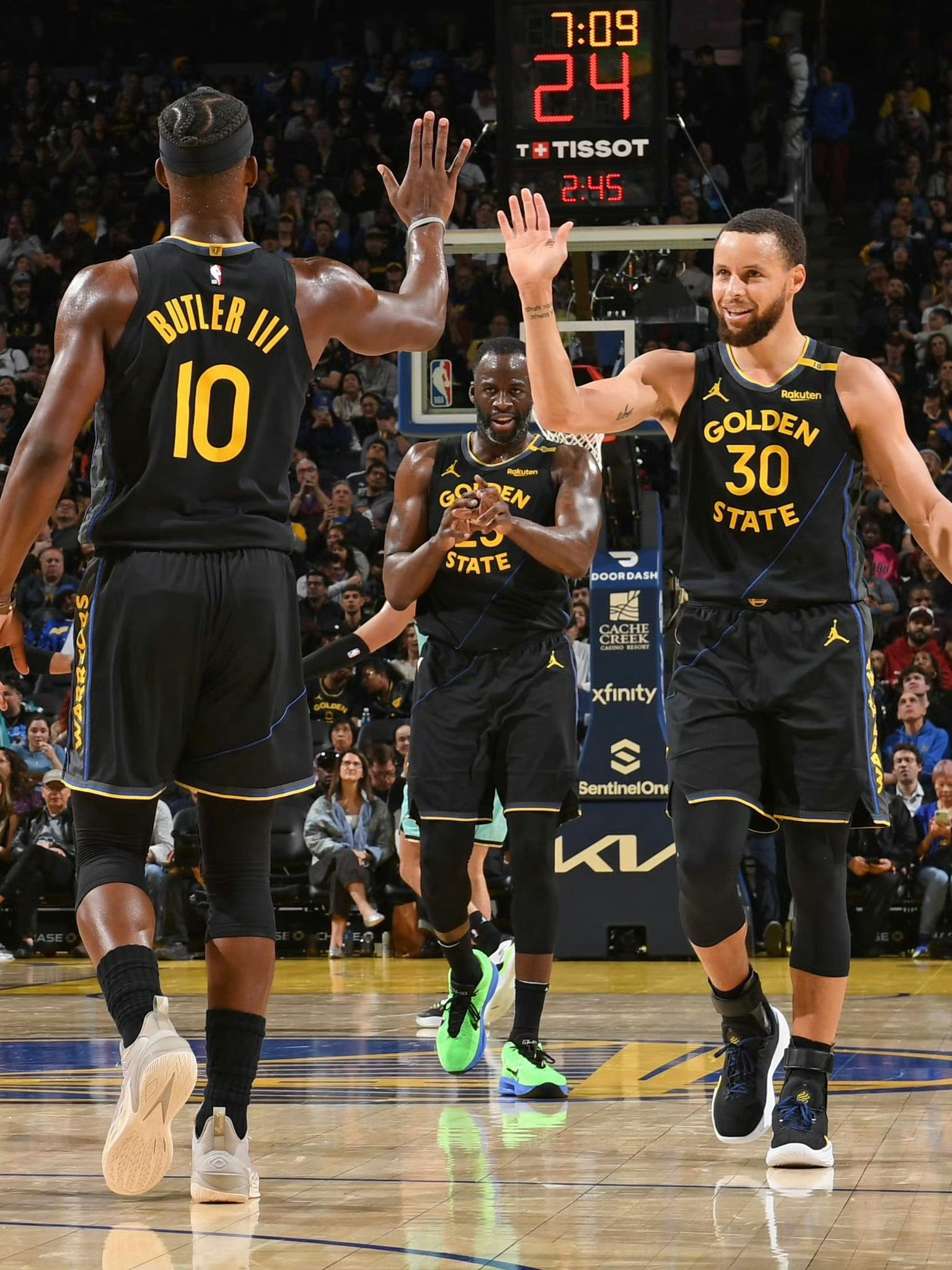 拉锯战！火箭三分12中三陷被动：杜兰特12分七板，乌度卡场边抱怨