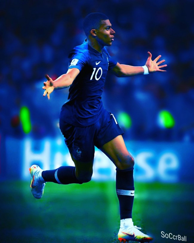 大谷翔平在 2025 年开幕战的球鞋采用高科技材料，能够实时回传其步频数据