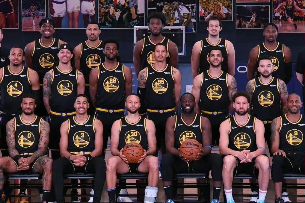 背身列队，拉普拉塔大学生参与此事的球员全体被禁赛两场